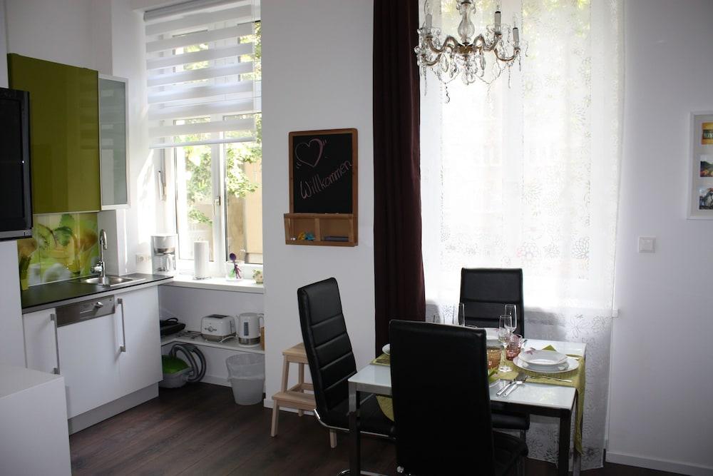 GoVienna Small Modern Apartment