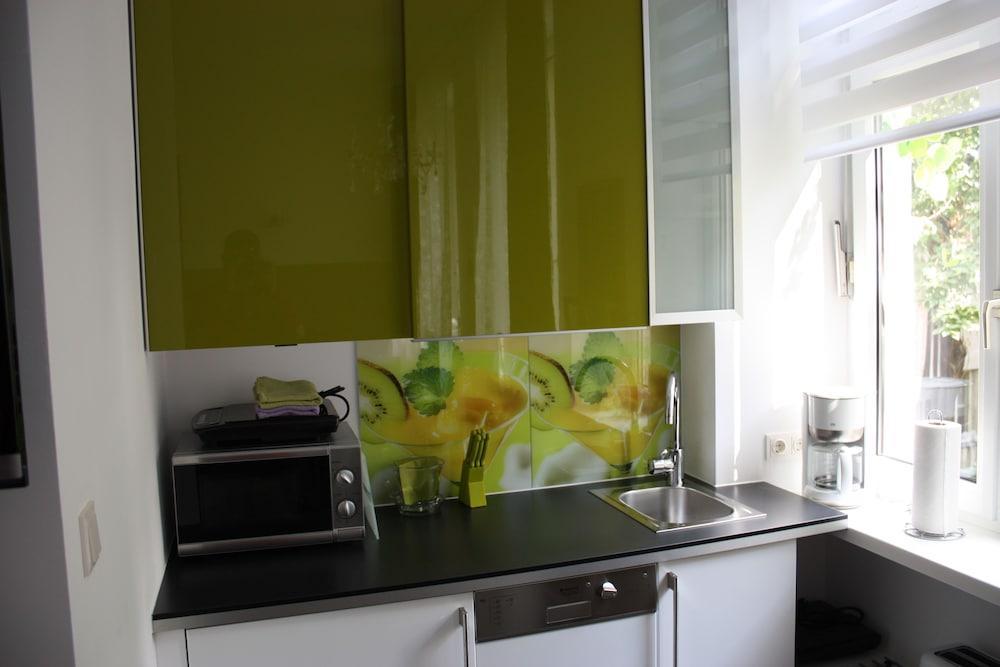 GoVienna Small Modern Apartment