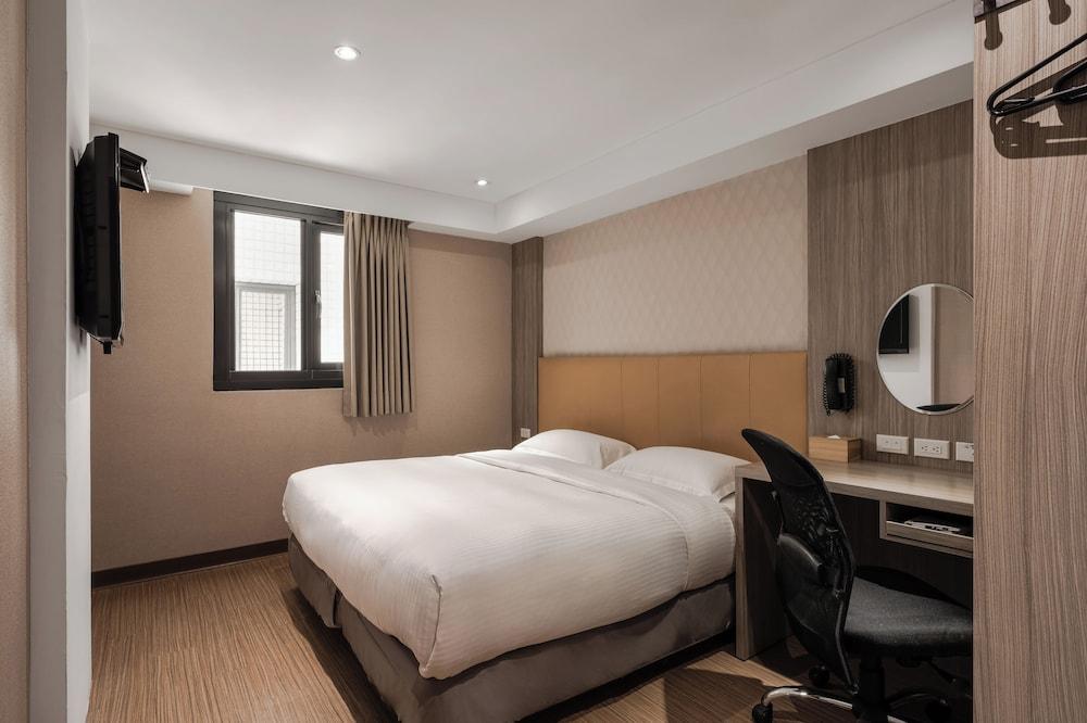 The Riverside Hotel International