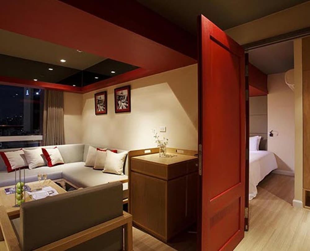 The Quarter Hualamphong by UHG