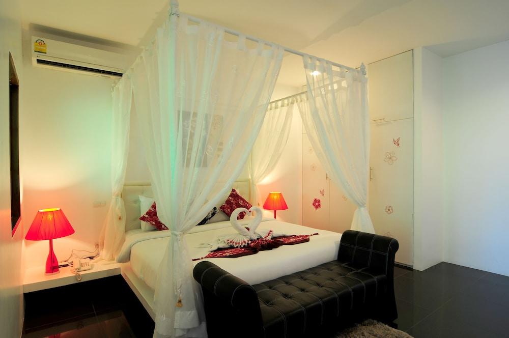 Grand Bleu Ocean View Pool Suite