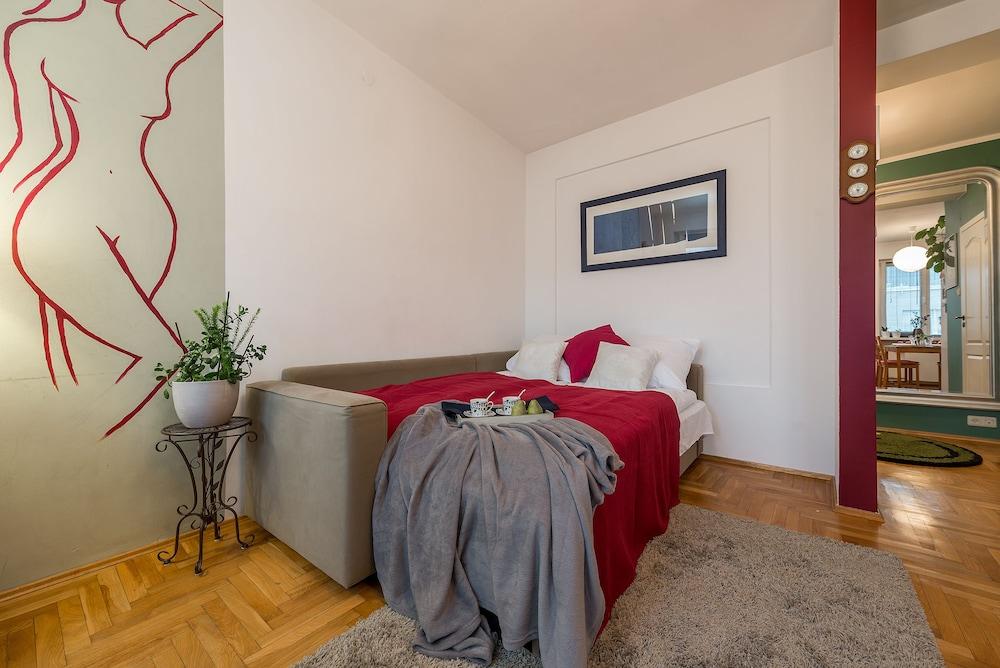 P&O Apartments Center