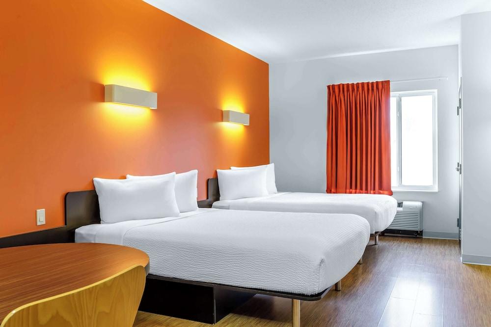 Motel 6 Swift Current, SK