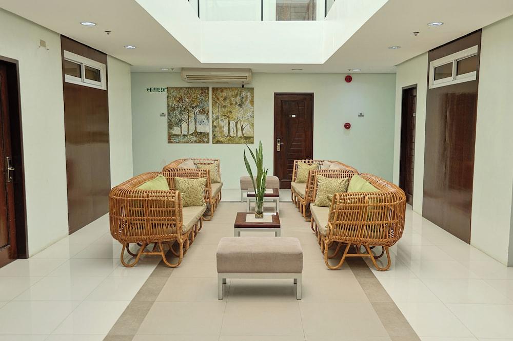 Holiday Suites Business District (Empire Suites Hotel)