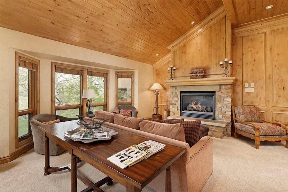 Snowmass Woodrun V 4 Bedroom Ski in, Ski out Mountain Residence in the Heart of Snowmass Village