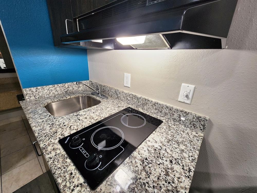 Scottish Inn & Suites