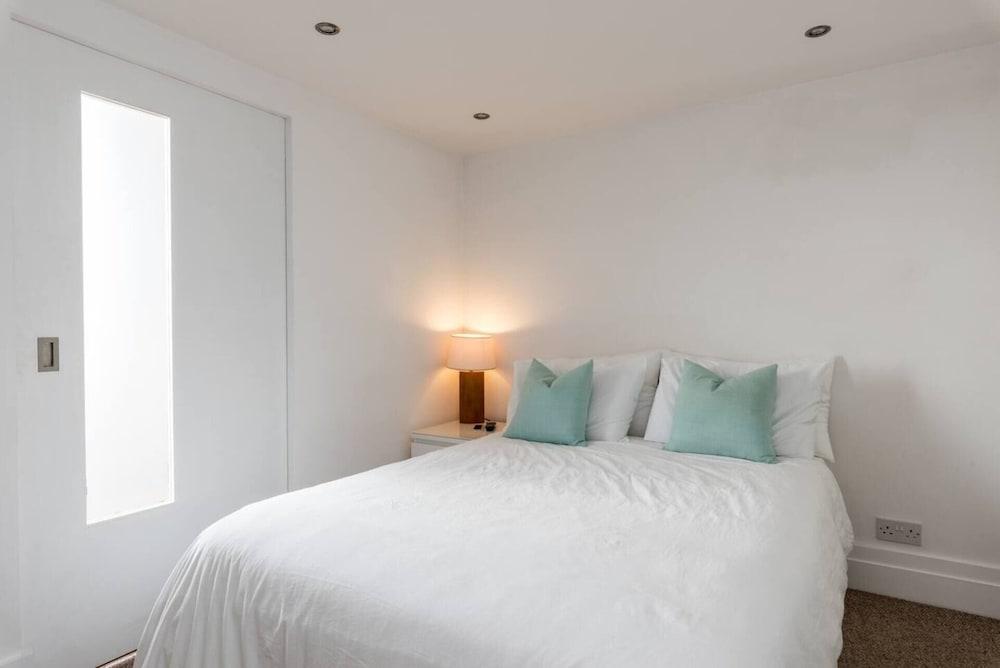 Immaculate 1-bed Apartment on Hove Seafront