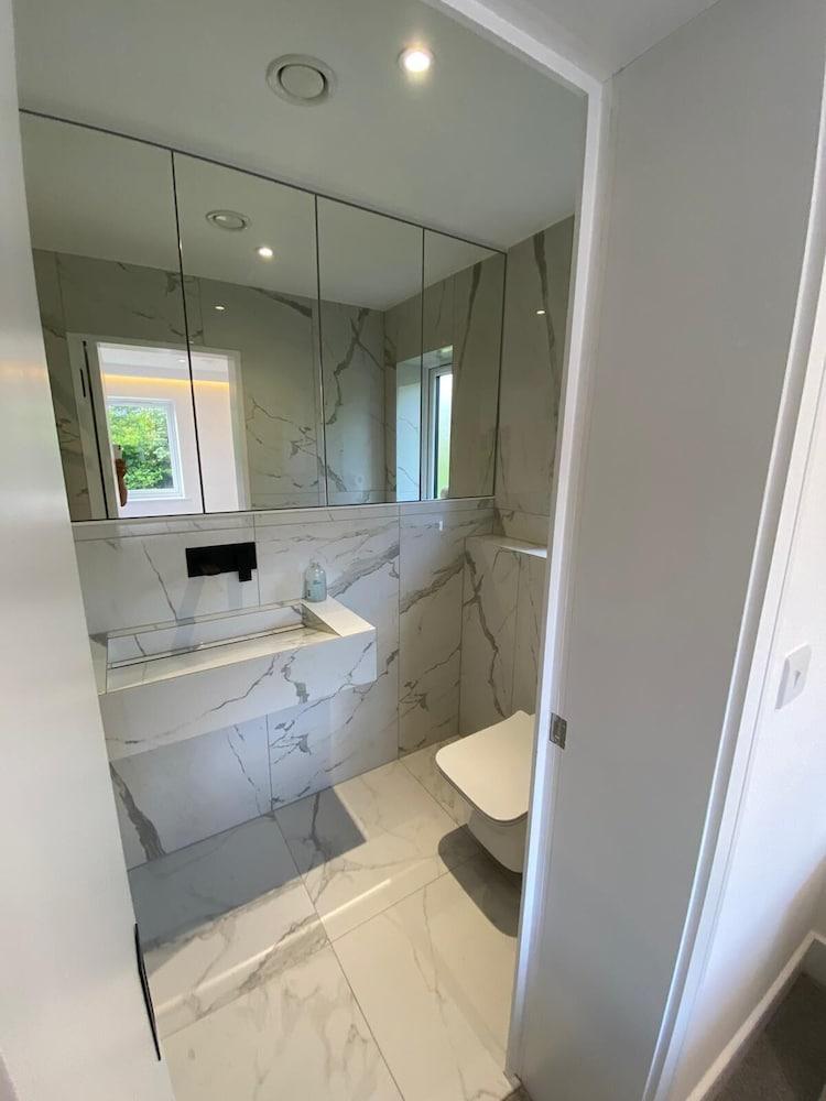 Modern 2 Bed 2 Bath Flat