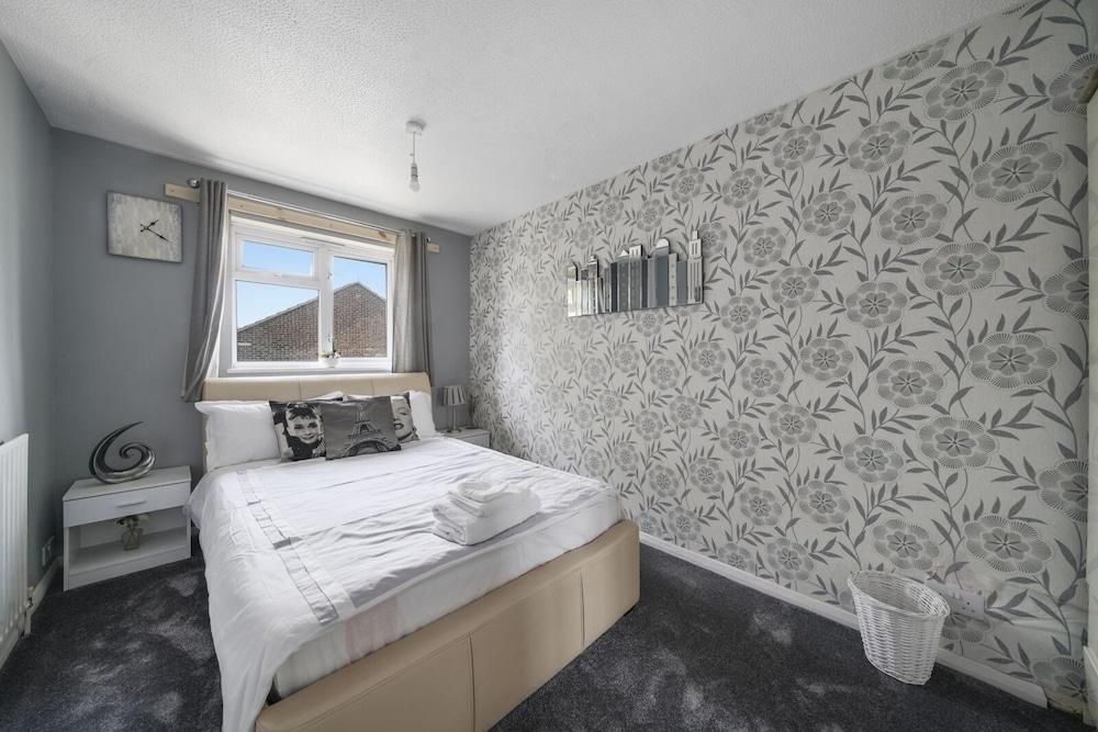 House - Sleeps 8 & On-site Parking