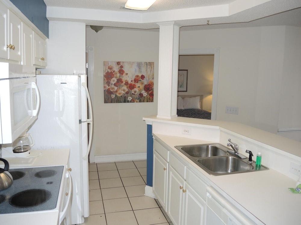 1202m 1 Bedroom Condo by RedAwning