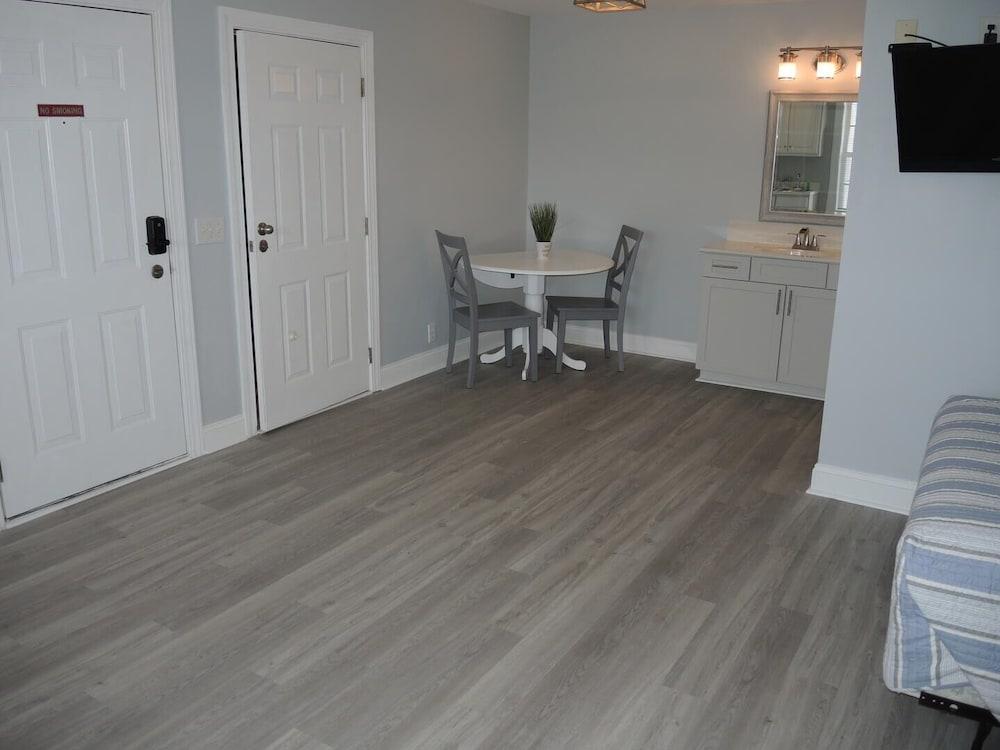 Overlooking Golf Course Villa 1408 with Full Kitchen Close to Calabash by RedAwning