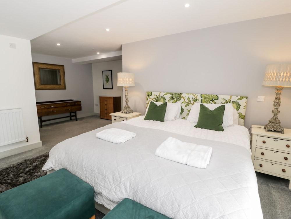 Capel Mawr, Basement 19