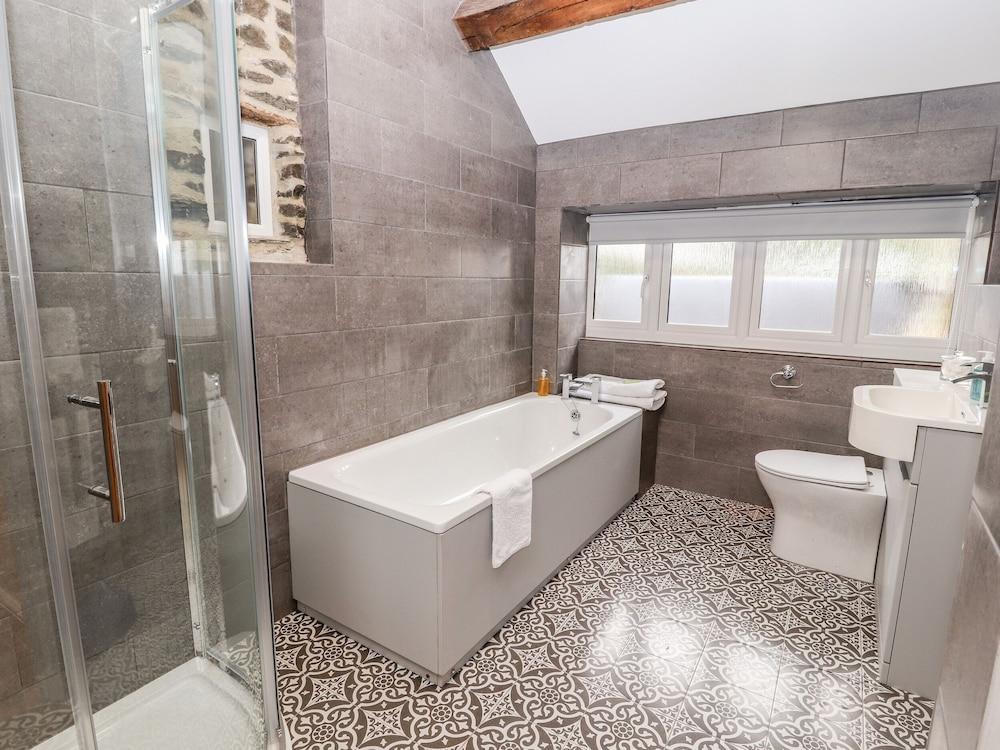 Cut Moch, Plas Moelfre Hall Barns