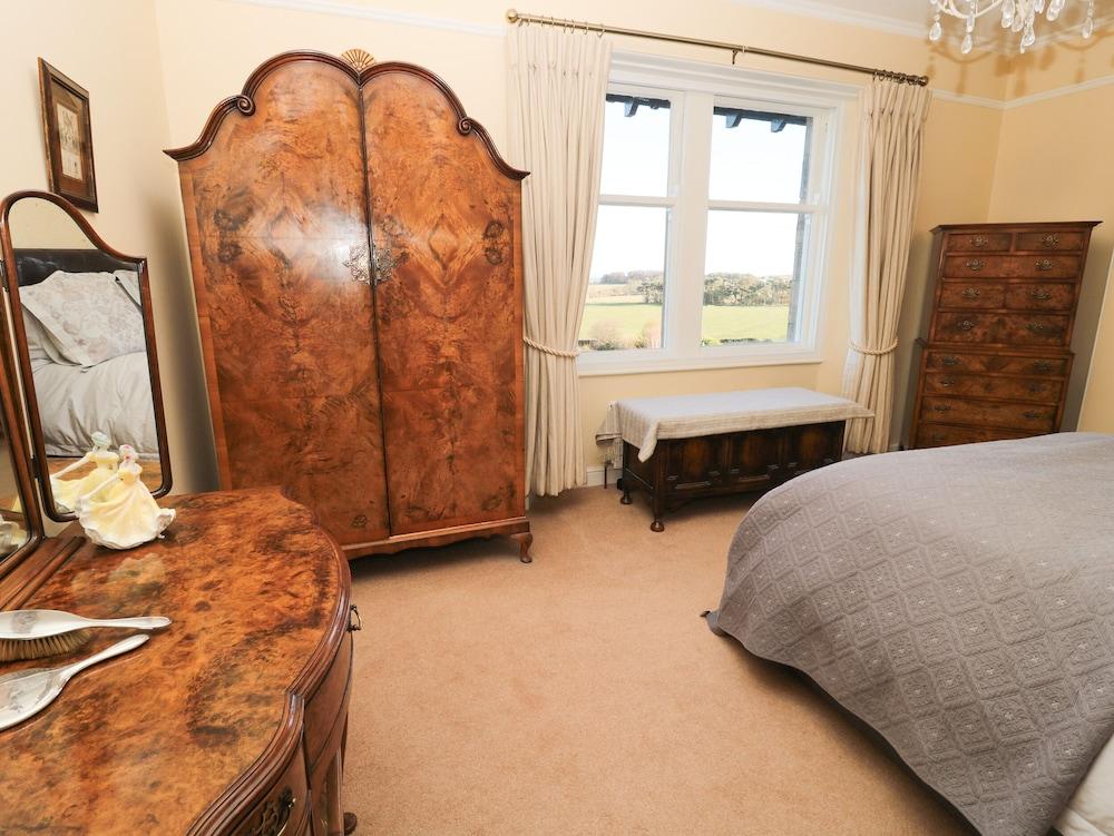 Whinstones at 4 The Villas