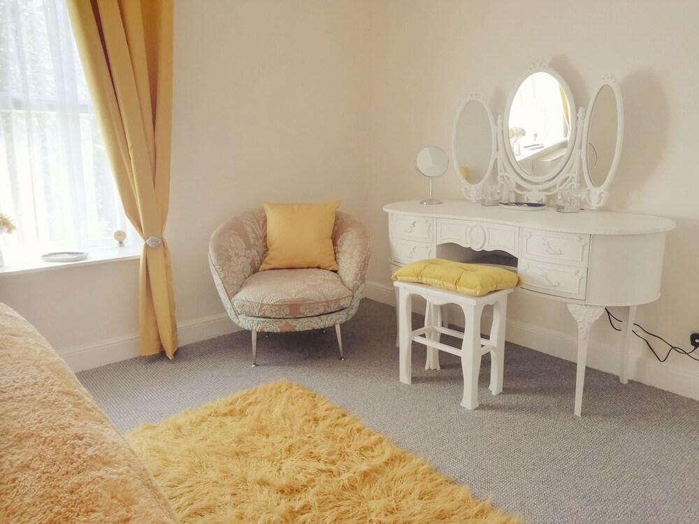 Llys Madoc, The Top Flat