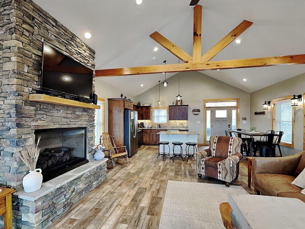 Hello Smokys by Jackson Mountain Rentals