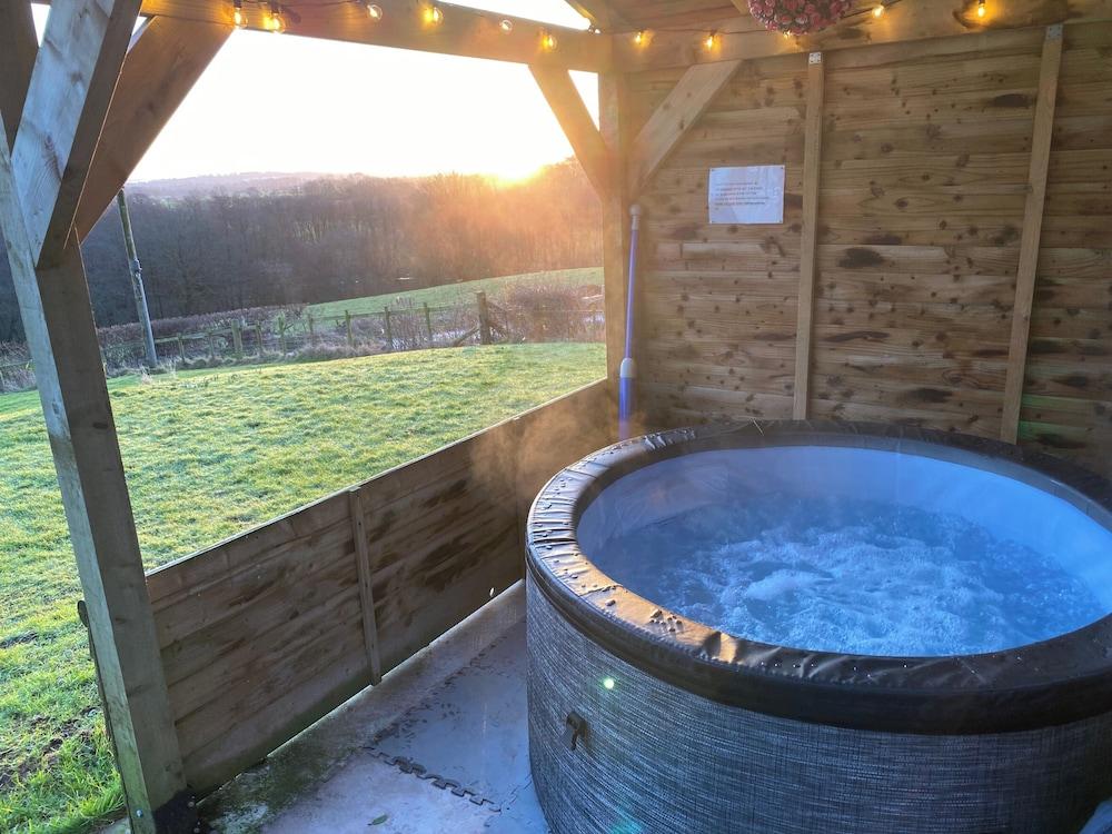 Shepherds Hut-1 Bed-hot Tub -views