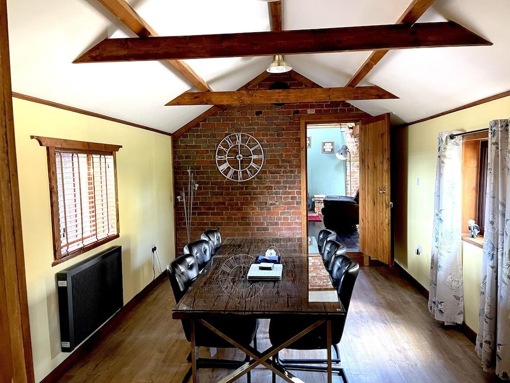 2-bed 18th Century Barn - Sleeps 6 - Pet Friendly