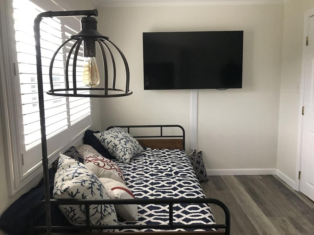 Vineyard Harbor Motel - Private Beach