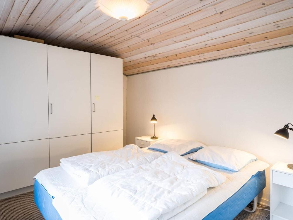 Secluded Pine Tree Cottage-by Traum