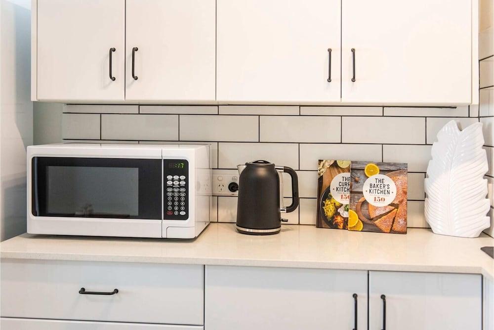 Convenient 1BR Apartment Close to Foreshore & Cbd