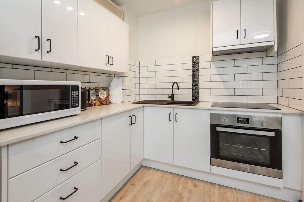 Convenient 1BR Apartment Close to Foreshore & Cbd