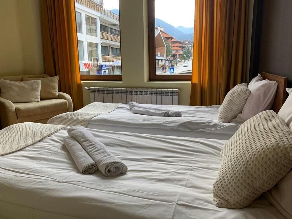 Room-granat Double Room 1- Next to Gondo