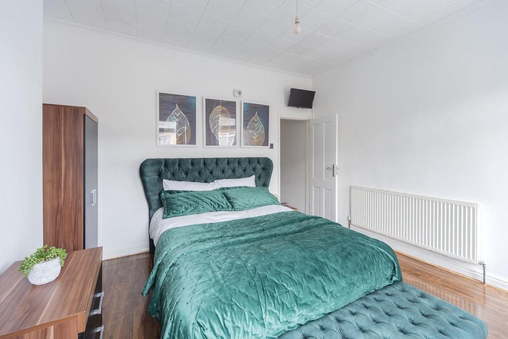 Charming 5-bed House in Birmingham