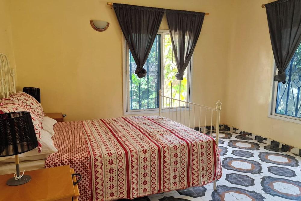 4 Bed House Sleeps 8 - Garden and Pets Welcome