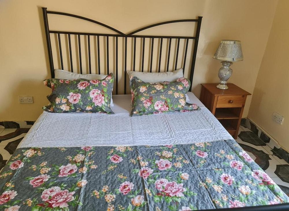 4 Bed House Sleeps 8 - Garden and Pets Welcome