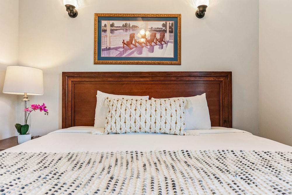 Fully Furnished Condos Near St Charles