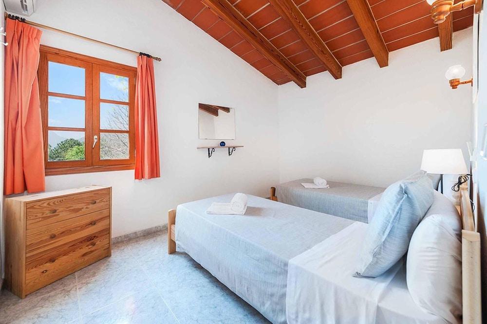 Villa - 5 Bedrooms with Pool and WiFi - 108761