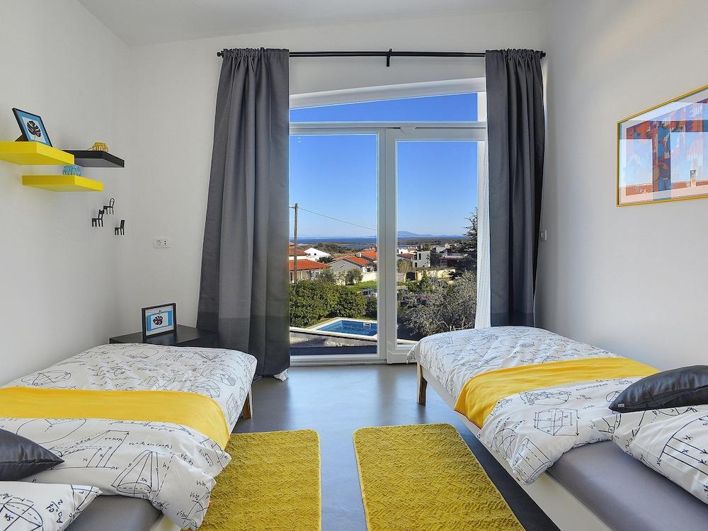 Villa in Liznjan With Pool Near the Beach