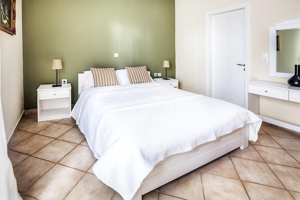 Spacious Villa with Private Pool & Outside Bar near Sea in Sisi