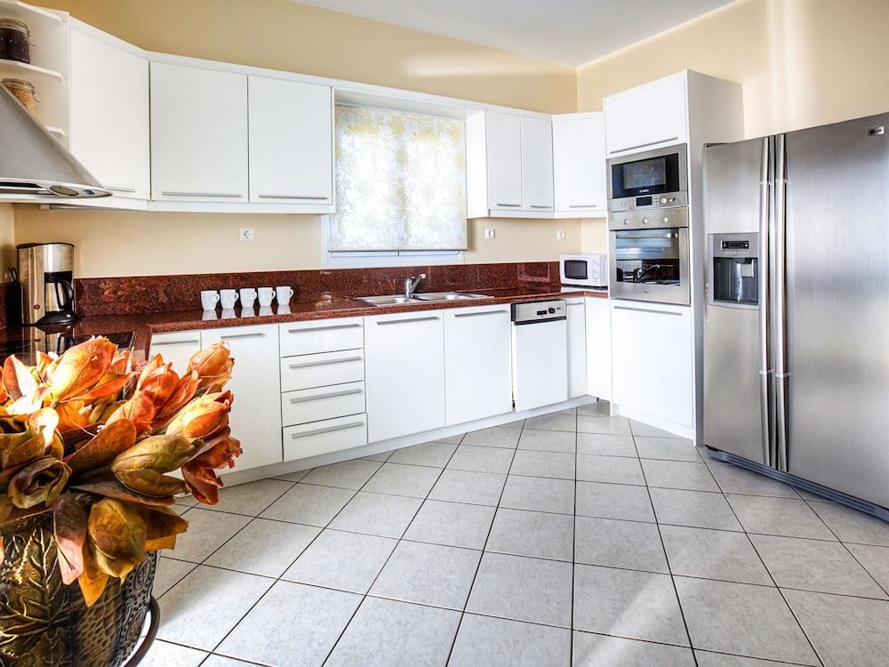 Spacious Villa with Private Pool & Outside Bar near Sea in Sisi