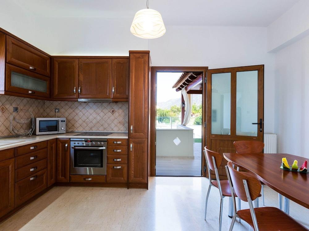 Villa in Crete With Private Pool & Beaches Nearby