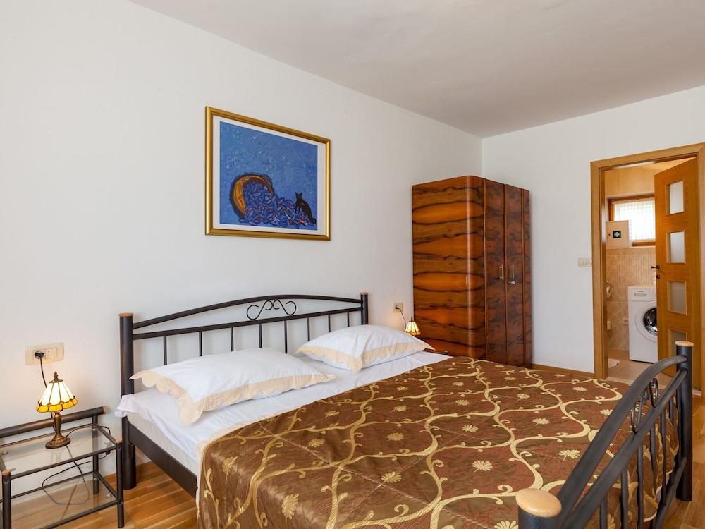 Villa in Sumartin Near the Beach & Ferry Port