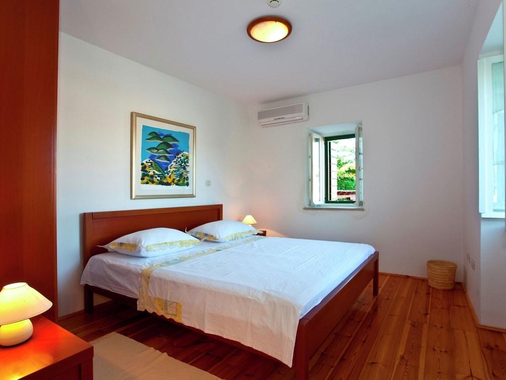 Villa in Sumartin Near Beach & Private Pool