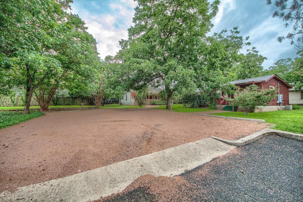 Annettes A And Waldrip 2 Bedroom Home by RedAwning