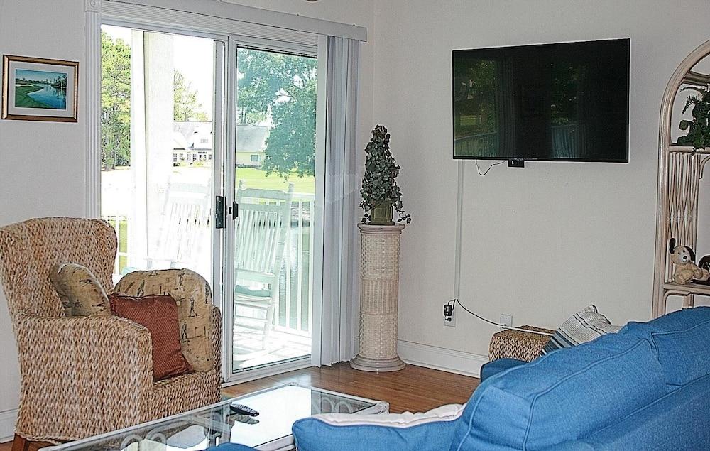 Brunswick Plantation Resort and Golf Condo 805M with Full Kitchen by RedAwning