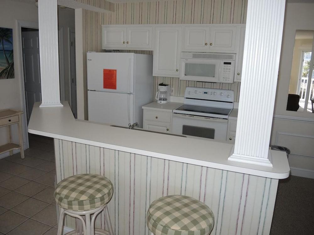 Family Friendly Condo 1504M with Resort Golf Course Onsite by RedAwning