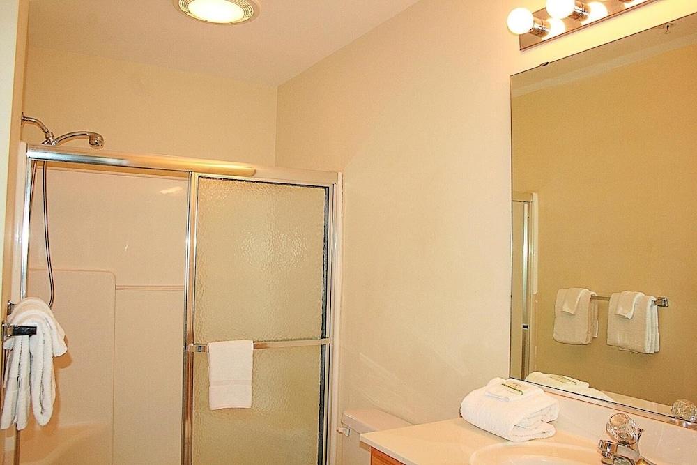 2402m 1 Bedroom Condo by Redawning