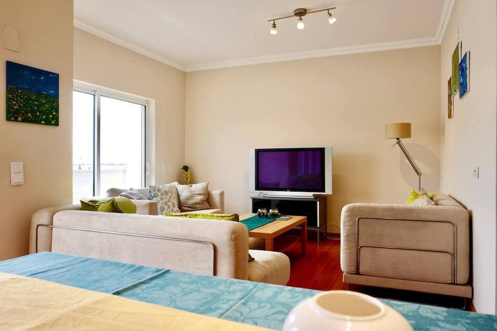 3-bed Apartment in Town Centre With Beach Access!