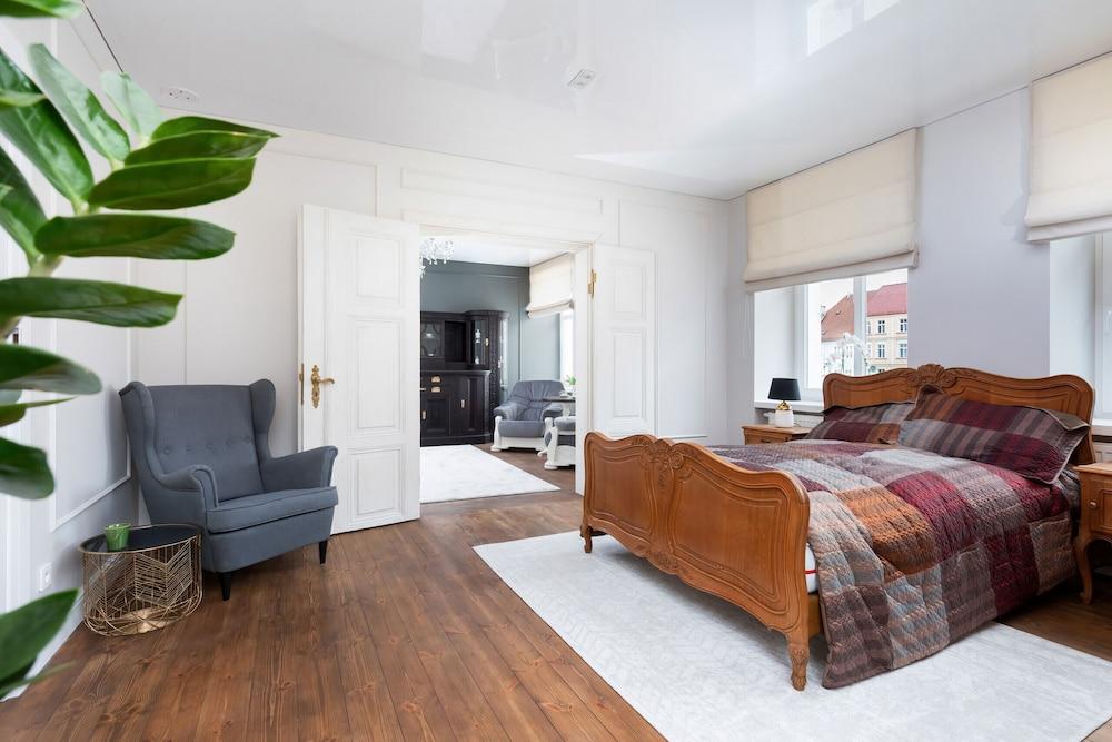 Kosciuszki Square Apartment by Renters