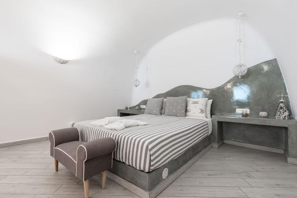 Fira-cave-sleeps 13-parking-pool-pet Friendly