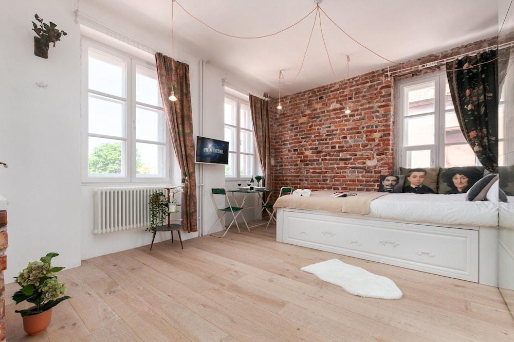 Studio Warsaw Krzywe Kolo by Renters
