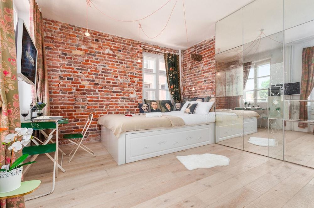 Studio Warsaw Krzywe Kolo by Renters