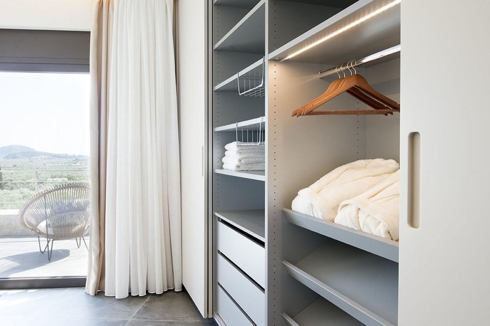 Captivating 5br Pool Villa Close Navarino Golf