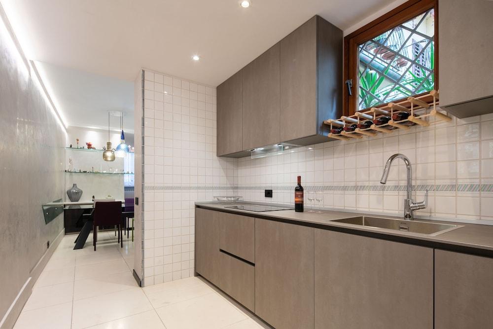 Ponte Rosso Modern by Mmega