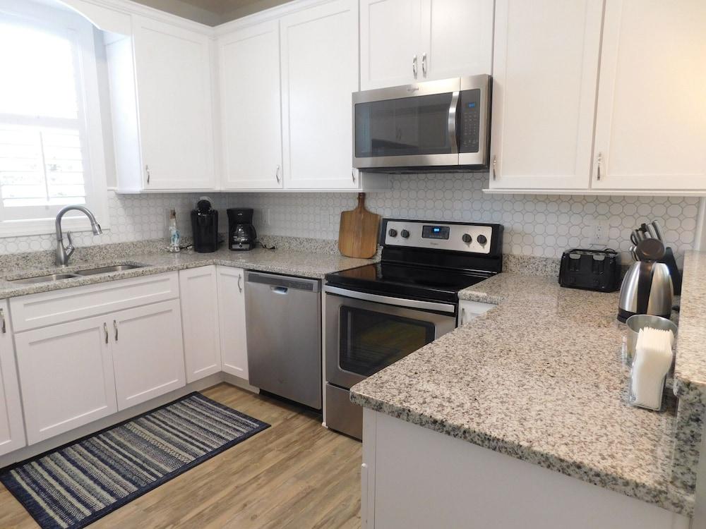 #2209 2 Bedroom Cottage by RedAwning